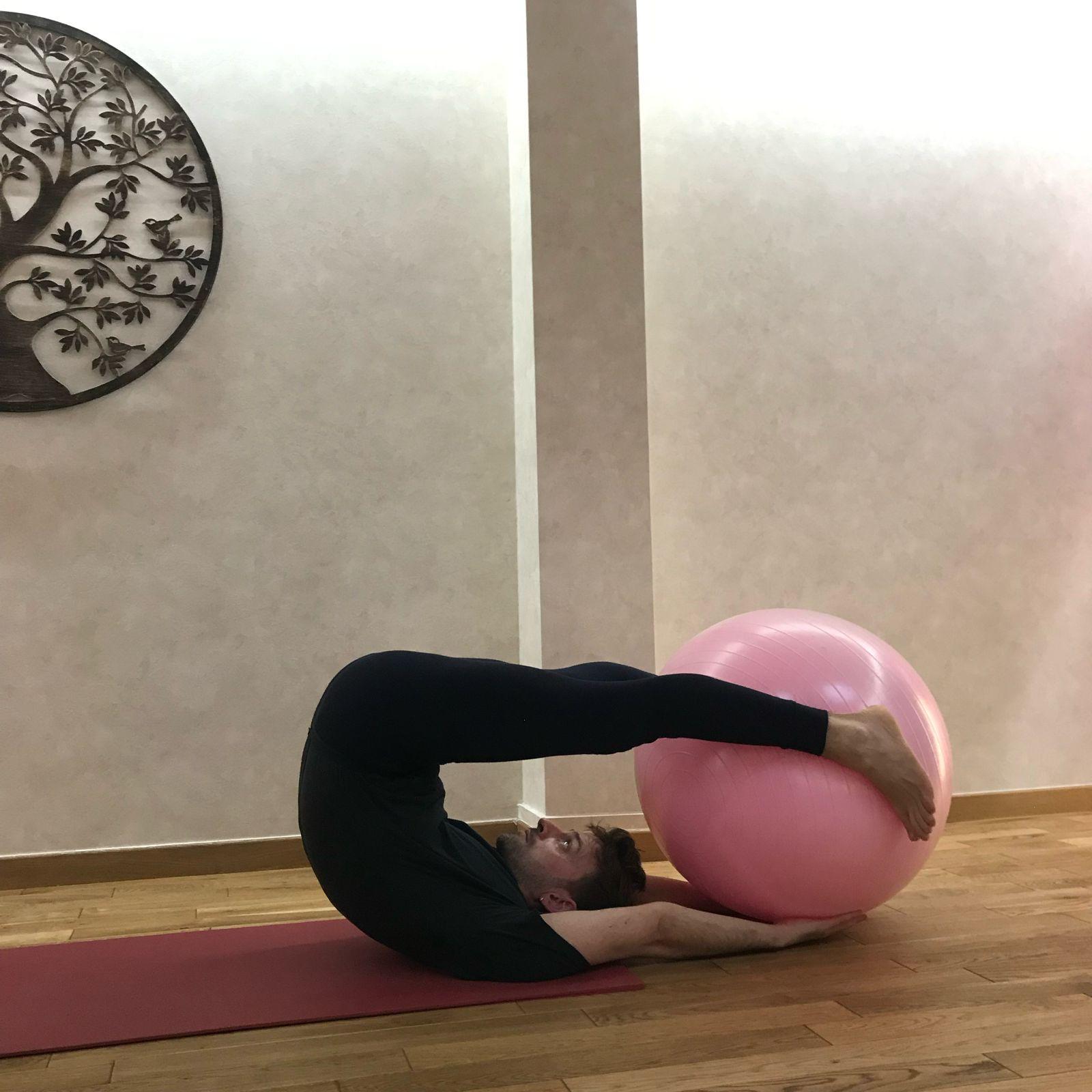 Exercice sur Swiss Ball au KSPORT STUDIO 7