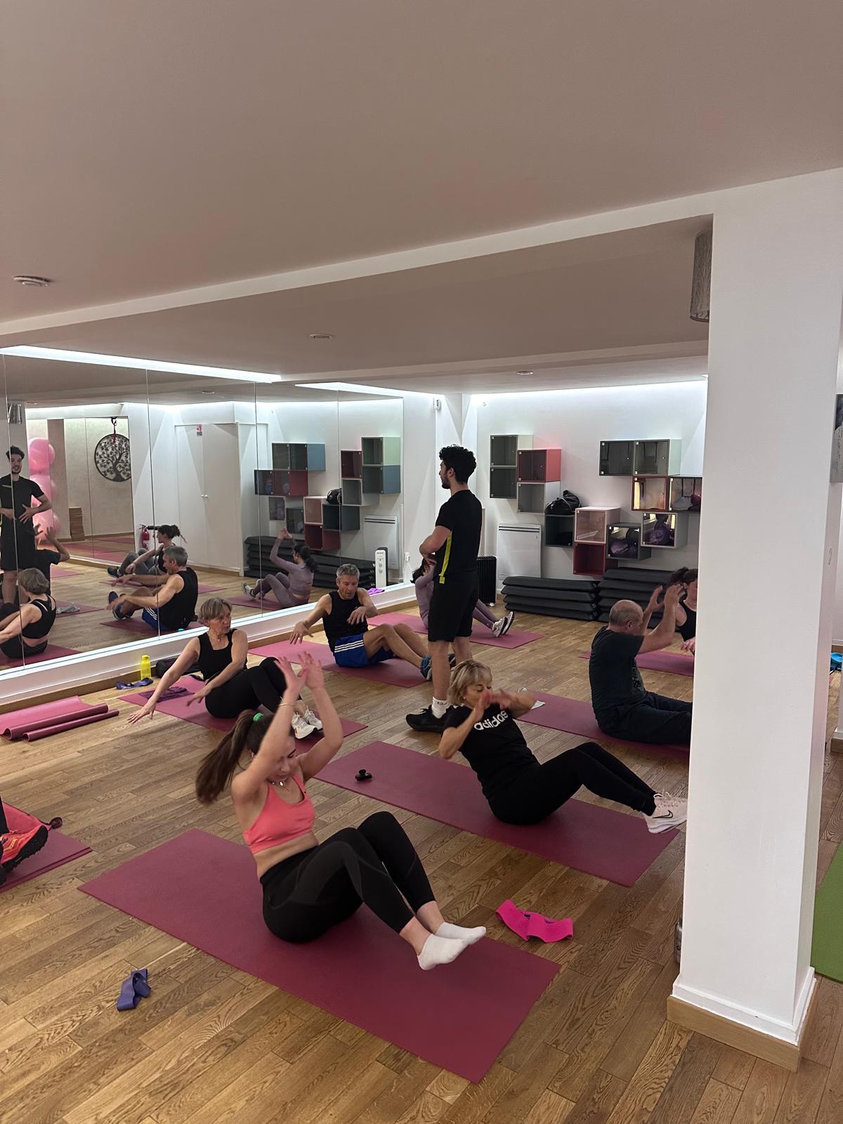 Cours collectif de renforcement abdominal au studio