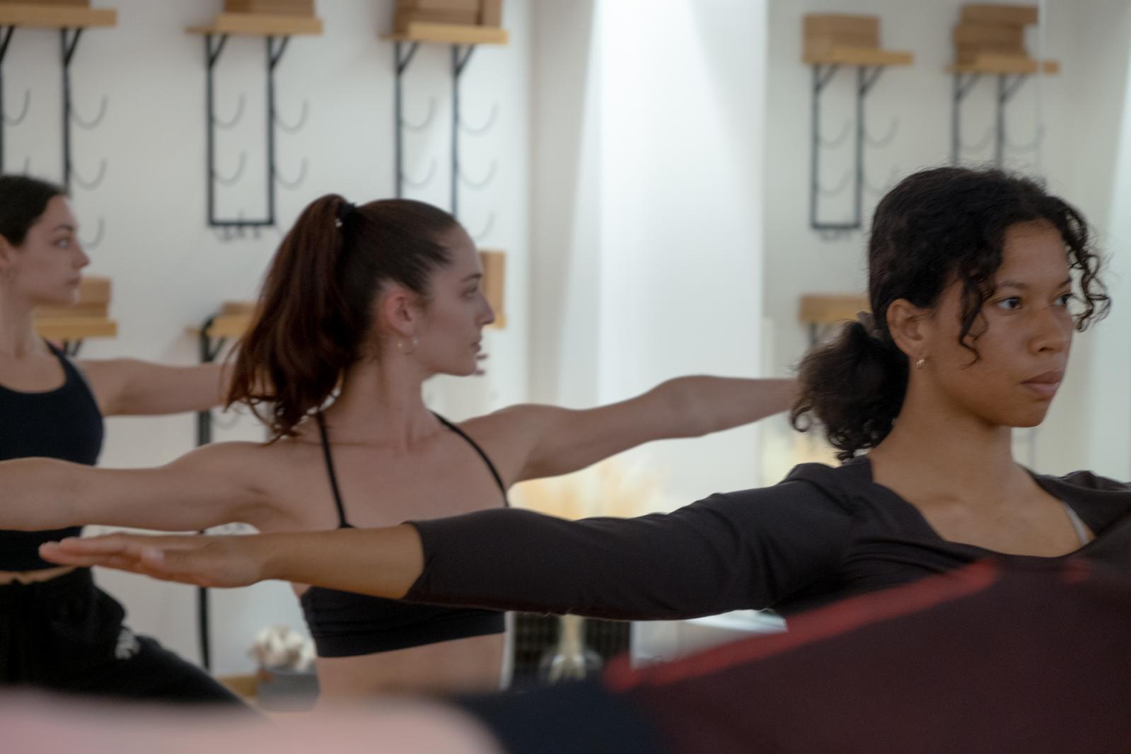 Posture du guerrier pendant un cours de yoga au studio