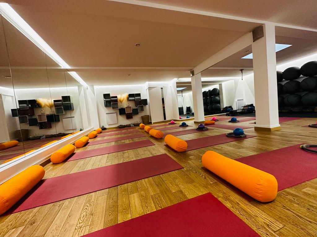 Bolsters et tapis prêts pour une séance de stretching
