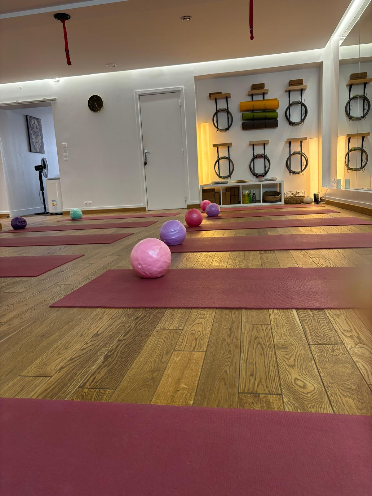 Tapis de Pilates avec ballons colorés devant le mur d'accessoires du KSPORT STUDIO 7