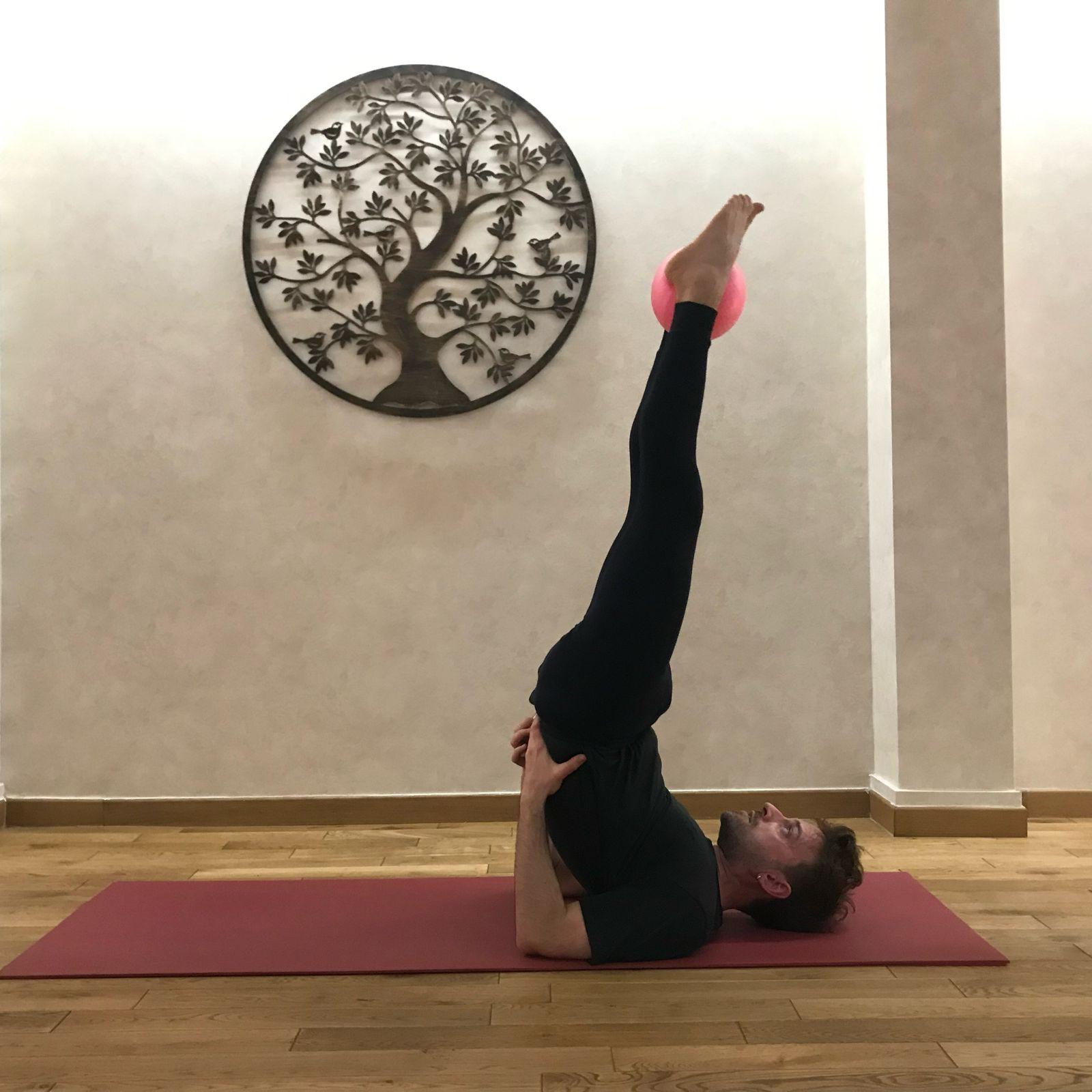 Travail du gainage avec ballon souple en Pilates