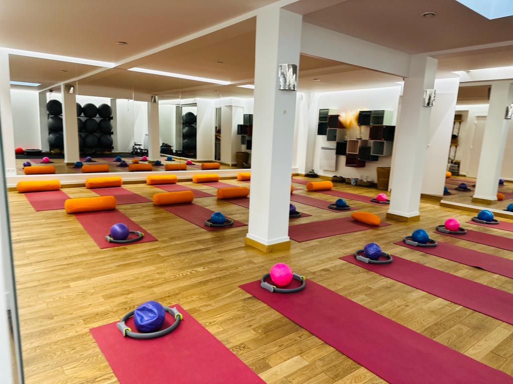 Salle du studio préparée pour un cours de Pilates