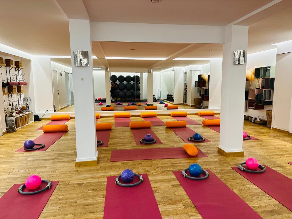 Grande salle de KSPORT STUDIO 7 préparée pour un cours de Pilates