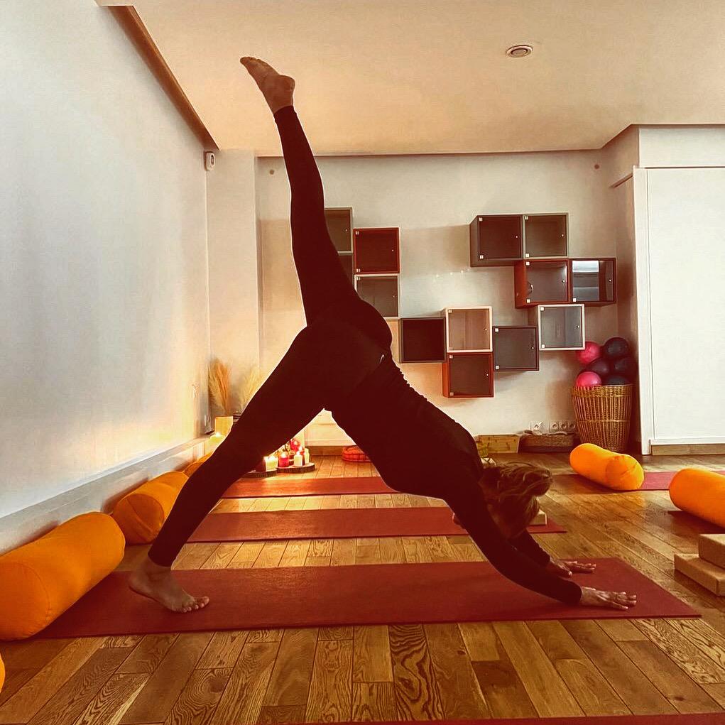 Séance de yoga à la bougie dans une ambiance tamisée